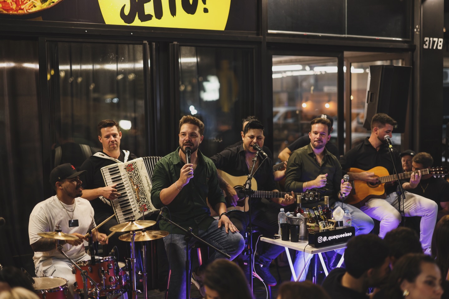 QUE QUE É ISSO? cantando junto ao público durante apresentação ao vivo